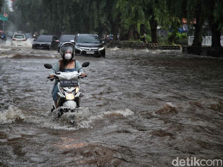 Jalan Gading Kirana Kelapa Gading Terendam Banjir