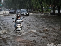Jalan Gading Kirana Kelapa Gading Terendam Banjir