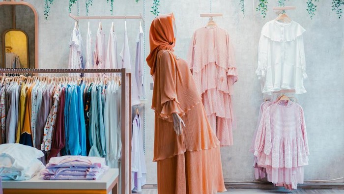 Ilustrasi Baju Perempuan di Toko