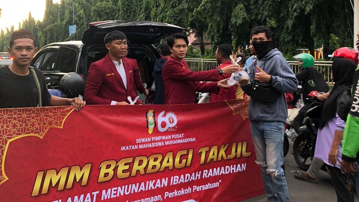 IMM bagi-bagi takjil di Jaksel