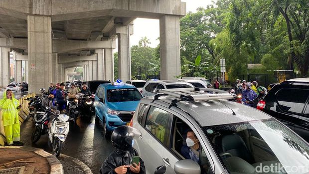 Jalan Boulevard Barat Raya, Kelapa Gading, Jakarta Utara, tergenang banjir. Genangan air turut menjadi pemicu kemacetan (Tina S/detikcom)