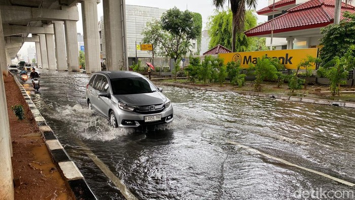 Jalan Boulevard Barat Raya, Kelapa Gading, Jakarta Utara, tergenang banjir. Genangan air turut menjadi pemicu kemacetan (Tina S/detikcom)