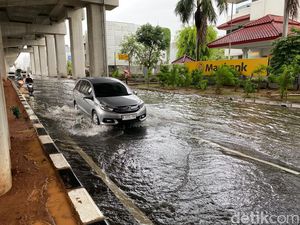Banjir di Kelapa Gading, JakLingko Rute Rawamangun-Tanah Merah Tak Beroperasi
