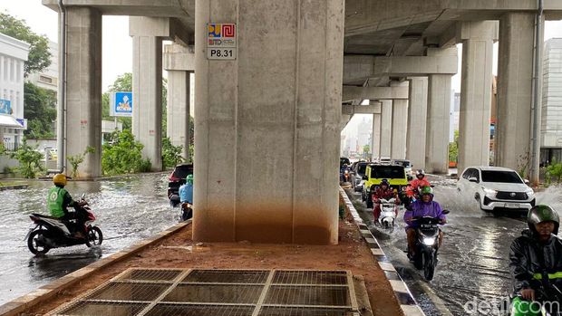Jalan Boulevard Barat Raya, Kelapa Gading, Jakarta Utara, tergenang banjir. Genangan air turut menjadi pemicu kemacetan (Tina S/detikcom)