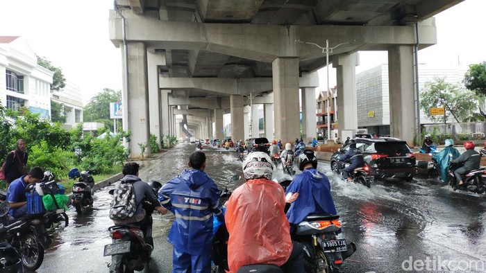 Jalan Boulevard Barat Raya, Kelapa Gading, Jakarta Utara, tergenang banjir. Genangan air turut menjadi pemicu kemacetan (Tina S/detikcom)