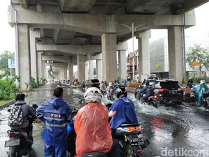 Jalan Boulevard Barat Kelapa Gading Banjir, Banyak Kendaraan Balik Arah