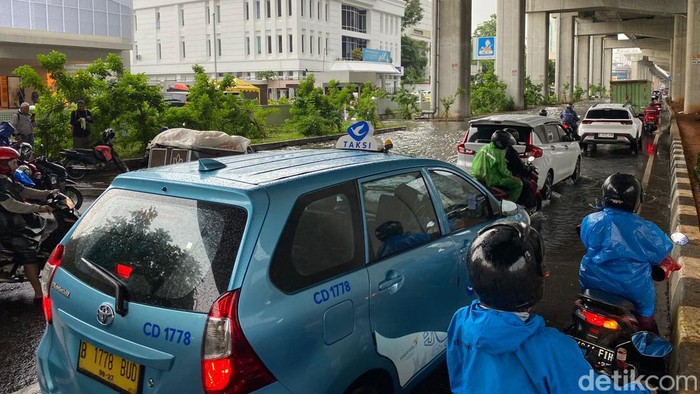 Jalan Boulevard Barat Raya, Kelapa Gading, Jakarta Utara, tergenang banjir (Tina S/detikcom)