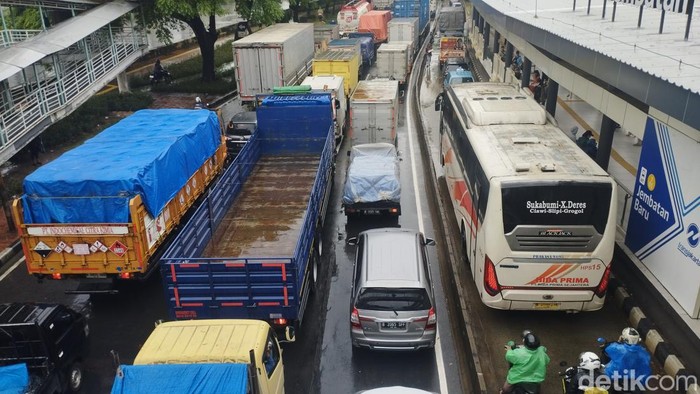 Jalan Daan Mogot, Jakarta Barat, Jumat (22/3/2024) macet parah imbas banjir.