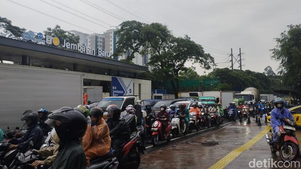 Jalan Daan Mogot, Jakarta Barat, Jumat (22/3/2024) macet parah imbas banjir.