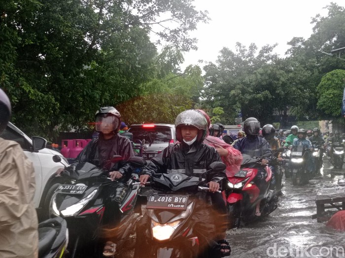 Jalan Kapuk Cengkareng, Jakarta Barat (Jakbar), masih tergenang banjir. Lalu lintas (lalin) terpantau macet parah. (Taufiq S/detikcom)