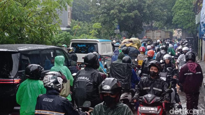 Jalan Kapuk Cengkareng, Jakarta Barat (Jakbar), masih tergenang banjir. Lalu lintas (lalin) terpantau macet parah. (Taufiq S/detikcom)