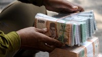 Pantauan tim detikJatim, pecahan uang baru yang ramai diminati masyarakat yakni pecahan Rp 2 ribu hingga yang paling besar pecahan Rp 20 ribu.