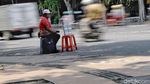 Jasa Penukaran Uang Baru Mulai Ramai di Jalanan Surabaya