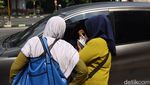 Jasa Penukaran Uang Baru Mulai Ramai di Jalanan Surabaya