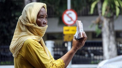 Jasa Penukaran Uang Baru Mulai Ramai di Jalanan Surabaya