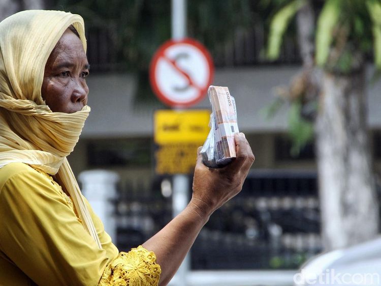 Jasa Penukaran Uang Baru Mulai Ramai di Jalanan Surabaya