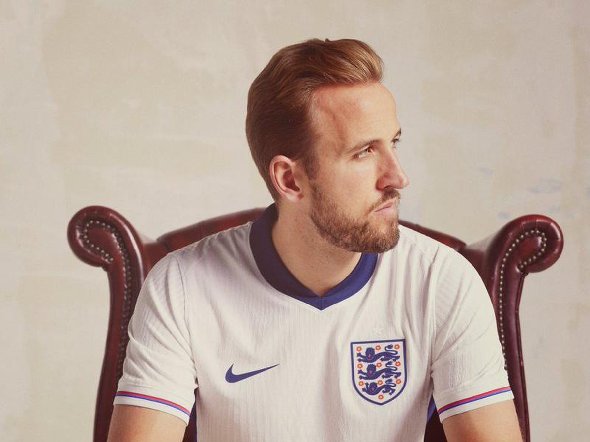 Jersey baru Timnas Inggris membawa polemik (X @England)