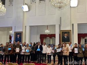 Presiden, Wapres dan Para Menteri Lapor SPT di Istana
