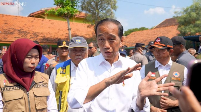 Jokowi saat tinjau banjir di Demak (dok. YouTube Sekretariat Presiden)