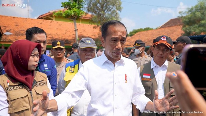 Jokowi saat tinjau banjir di Demak (dok. YouTube Sekretariat Presiden)