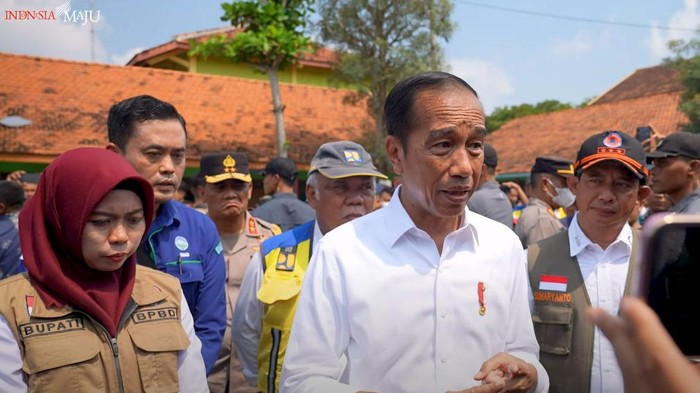 Jokowi saat tinjau banjir di Demak (dok. YouTube Sekretariat Presiden)