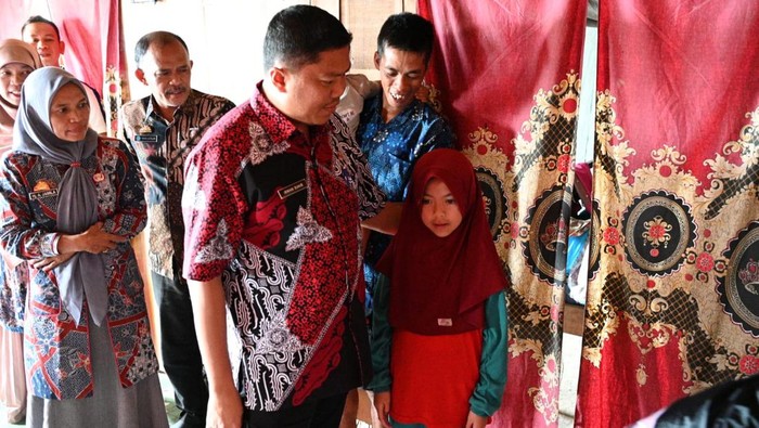 Kadisdik Sinjai Irwan Suaib saat mengunjungi siswi MI Nuraeni di kediamannya.