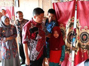 Siswi MI Maddakko Gendong Adik di Kelas Jadi Anak Angkat Pj Bupati Sinjai