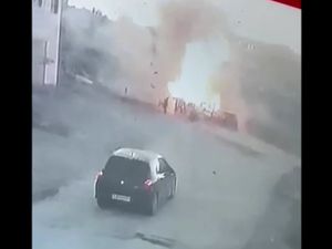 Momen Rudal Israel Hancurkan Mobil, 3 Warga Palestina Tewas