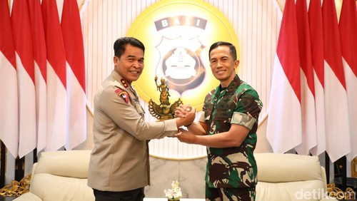 Kapolda Bali Irjen Pol Ida Bagus Kade Putra Narendra dan Pangdan IX/Udayana Mayjen TNI Bambang Trisnohadi saat bertemu di Polda Bali, Jumat (22/3/2024).