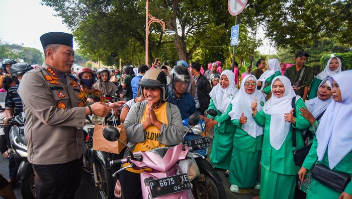 Kapolresta Banyuwangi Kombes Nanang dan ibu-ibu Fatayat membagikan takjil