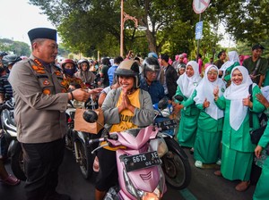 Polisi di Banyuwangi dan Fatayat Bagi Takjil, 10 Menit Ludes