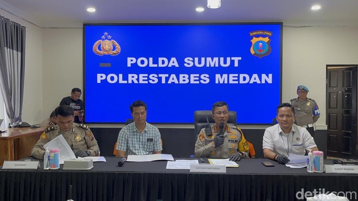 Kapolrestabes Medan Kombes Teddy Jhon Sahala Marbun saat merilis kasus pembunuhan di Kutalimbaru. (Raphaella/detikSumut)
