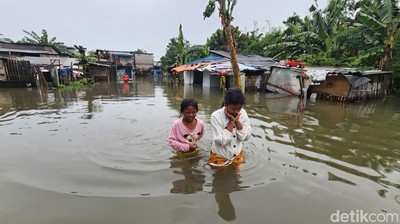 Kawasan Pemukiman di Cengkareng Terendam Banjir hingga 70 Cm