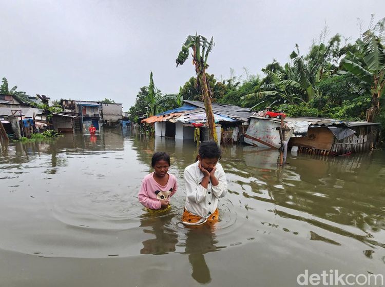 Kawasan Pemukiman di Cengkareng Terendam Banjir hingga 70 Cm