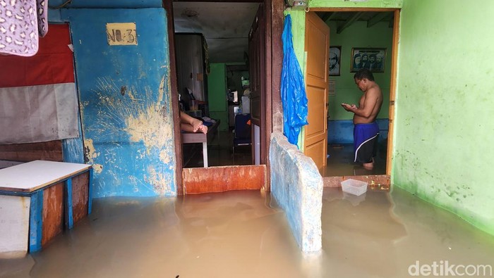 Kawasan Pemukiman di Cengkareng Terendam Banjir hingga 70cm Warga beraktivitas di tengah banjir yang merendam sebagian rumah di RT6/6 Kelurahan Cengkareng Barat, Kecamatan Cengkareng, Jakarta Barat, Jumat (22/3/2024) pukul 12.00 WIB.
