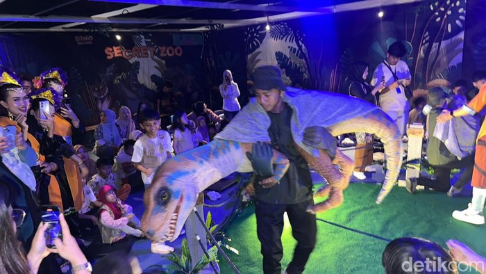 Sekarang, di Kota Bengkulu ada wahana kebun binatang interaktif yang cocok untuk ngabuburit. Di sini, pengunjung anak-anak bisa menonton dan memegang langsung replika hewan zaman purba.