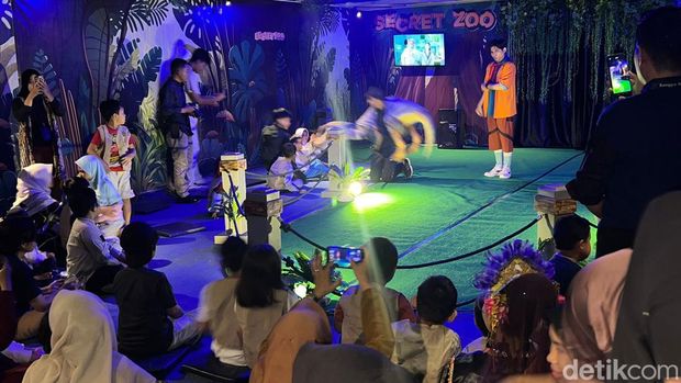 Sekarang, di Kota Bengkulu ada wahana kebun binatang interaktif yang cocok untuk ngabuburit. Di sini, pengunjung anak-anak bisa menonton dan memegang langsung replika hewan zaman purba.