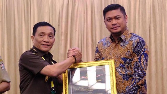 Kejaksaan Tinggi (Kejati) Sulawesi Selatan (Sulsel) memberikan penghargaan ke Bupati Gowa Adnan Purichta Ichsan sebagai role model kepala daerah di Sulsel. Dokumen Istimewa