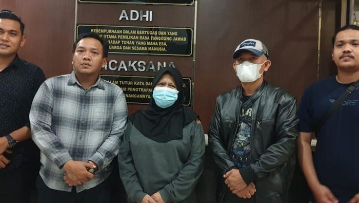 Kejari Jakbar menangkap RW (53), wanita terduga penipu bermodus investasi emas senilai Rp 3,7 miliar. RW sudah buron sejak 2015. Suami RW masih diburu jaksa. (Foto: Antara)