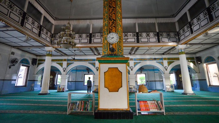 Foto udara Masjid Raya Pariaman, di Kampung Perak, Pariaman, Sumatera Barat, Jumat (22/3/2024). Masjid yang merupakan cagar budaya tersebut dibangun sekitar tahun 1882 yang diprakarsai ulama Syekh Muhammad Jamil dan menjadi masjid batu pertama di Kota Tabuik. ANTARA FOTO/Iggoy el Fitra/tom.