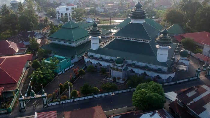 Foto udara Masjid Raya Pariaman, di Kampung Perak, Pariaman, Sumatera Barat, Jumat (22/3/2024). Masjid yang merupakan cagar budaya tersebut dibangun sekitar tahun 1882 yang diprakarsai ulama Syekh Muhammad Jamil dan menjadi masjid batu pertama di Kota Tabuik. ANTARA FOTO/Iggoy el Fitra/tom.