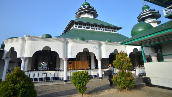 Foto udara Masjid Raya Pariaman, di Kampung Perak, Pariaman, Sumatera Barat, Jumat (22/3/2024). Masjid yang merupakan cagar budaya tersebut dibangun sekitar tahun 1882 yang diprakarsai ulama Syekh Muhammad Jamil dan menjadi masjid batu pertama di Kota Tabuik. ANTARA FOTO/Iggoy el Fitra/tom.