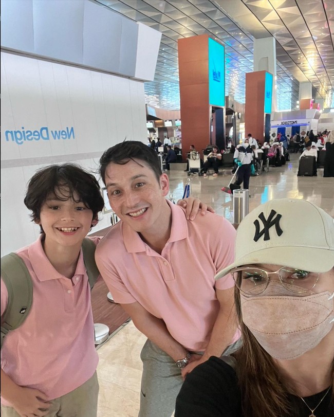 Melalui akun Instagram pribadinya Kenzou cukup sering membagikan foto-foto dirinya. Ia juga tampak cukup dekat dengan kedua orangtuanya. Foto: Instagram/@kenzoulionofficial