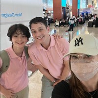 Melalui akun Instagram pribadinya Kenzou cukup sering membagikan foto-foto dirinya. Ia juga tampak cukup dekat dengan kedua orangtuanya. Foto: Instagram/@kenzoulionofficial