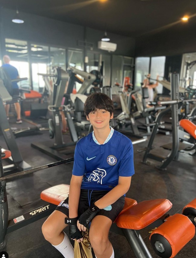 Sudah ABG, Kenzou kini juga sudah mulai rajin berolahraga gym. Melalui akun Instagramnya Kenzou membagikan momen saat dirinya tengah berada di tempat gym. Foto: Instagram/@kenzoulionofficial