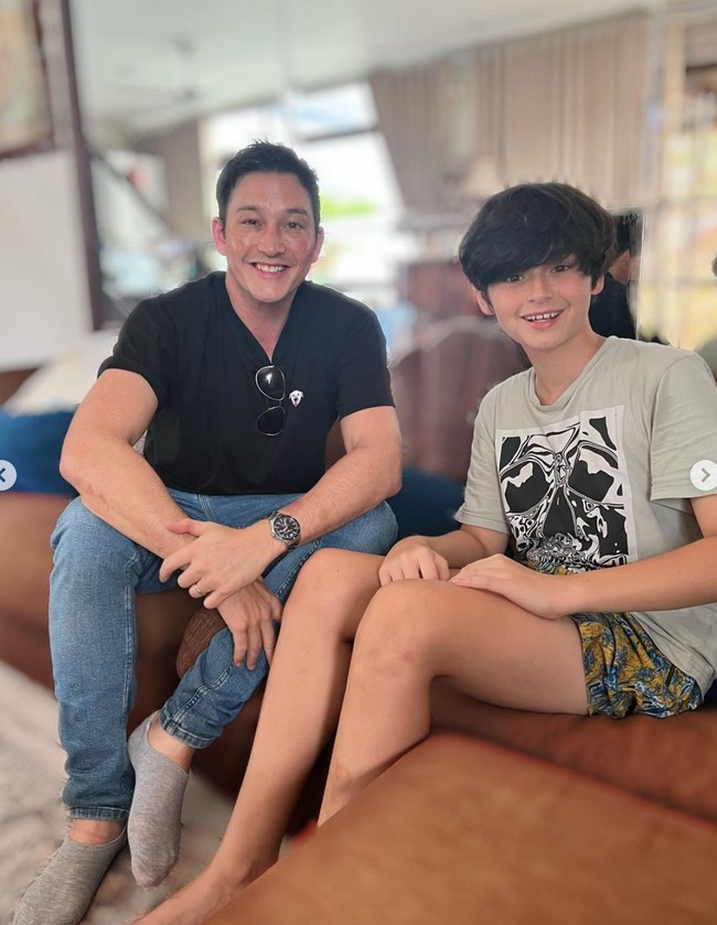 Ibu Kenzou, Tamara diketahui memiliki darah keturunan Polandia dan Sunda, sementara ayahnya, Mike Lewis, memiliki darah keturunan Kanada, Tionghoa dan Malaysia. Tak heran jika Kenzou memiliki paras blasteran yang tampan. Foto: Instagram/@kenzoulionofficial