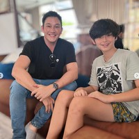 Ibu Kenzou, Tamara diketahui memiliki darah keturunan Polandia dan Sunda, sementara ayahnya, Mike Lewis, memiliki darah keturunan Kanada, Tionghoa dan Malaysia. Tak heran jika Kenzou memiliki paras blasteran yang tampan. Foto: Instagram/@kenzoulionofficial