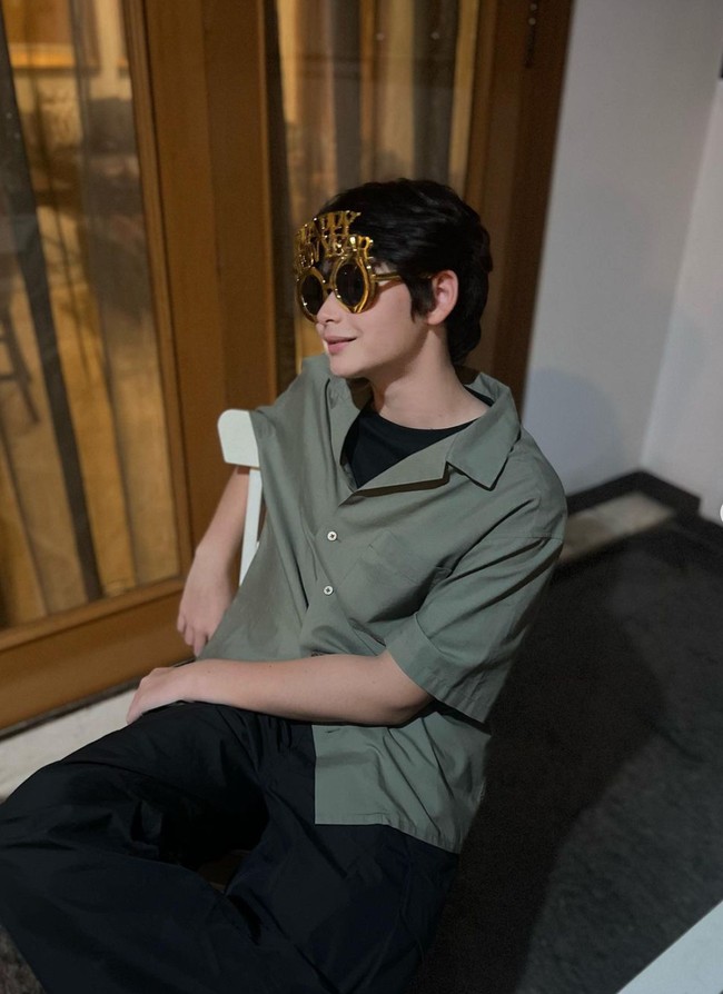 Tak hanya memiliki paras blasteran yang tampan, Kenzou tampaknya juga cukup mahir berpose di depan kamera. Lihat saja gayanya yang satu ini, bak model. Foto: Instagram/@kenzoulionofficial