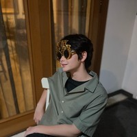 Tak hanya memiliki paras blasteran yang tampan, Kenzou tampaknya juga cukup mahir berpose di depan kamera. Lihat saja gayanya yang satu ini, bak model. Foto: Instagram/@kenzoulionofficial