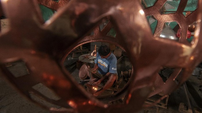 Kerajinan Tembaga di Boyolali Perajin menghaluskan hasil kerajinan kaligrafi dari tembaga di rumah produksi Nuansa Art, Tumang, Cepogo, Boyolali, Jawa Tengah, Jumat (22/3/2024). Berbagai macam hasil kerajinan dari bahan tembaga, kuningan dan aluminium seperti hiasan lampu, hiasan dinding, kaligrafi itu dijual dari harga Rp200 ribu hingga Rp100 juta tergantung jenis, ukuran dan tingkat kesulitannya serta telah dipasarkan ke sejumlah daerah di Indonesia dan di ekspor ke luar negeri. ANTARA FOTO/Aloysius Jarot Nugroho/YU